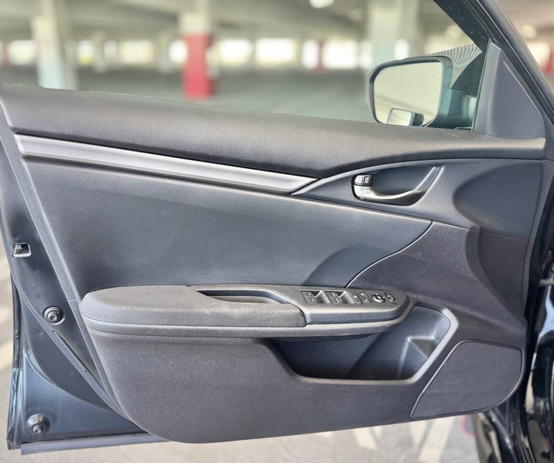 Honda Civic Hatchback Vehicle Full-screen Gallery Image 30