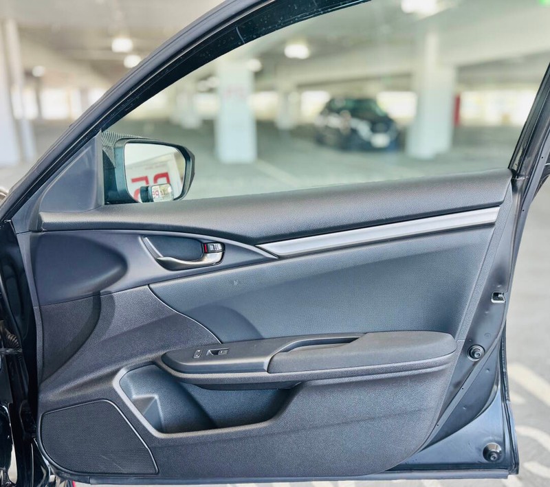 Honda Civic Hatchback Vehicle Full-screen Gallery Image 31