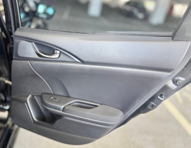 Honda Civic Hatchback Vehicle Full-screen Gallery Image 32