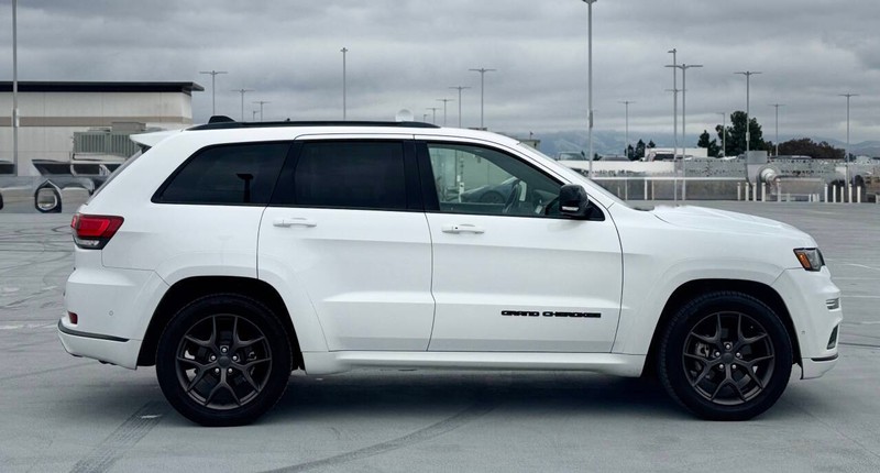 Jeep Grand Cherokee Vehicle Full-screen Gallery Image 09
