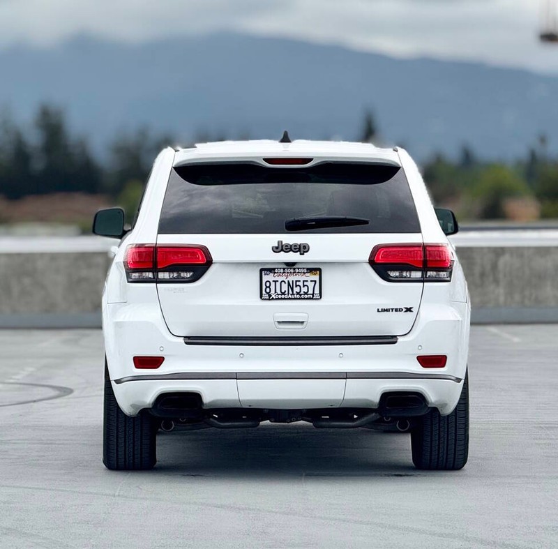 Jeep Grand Cherokee Vehicle Full-screen Gallery Image 11