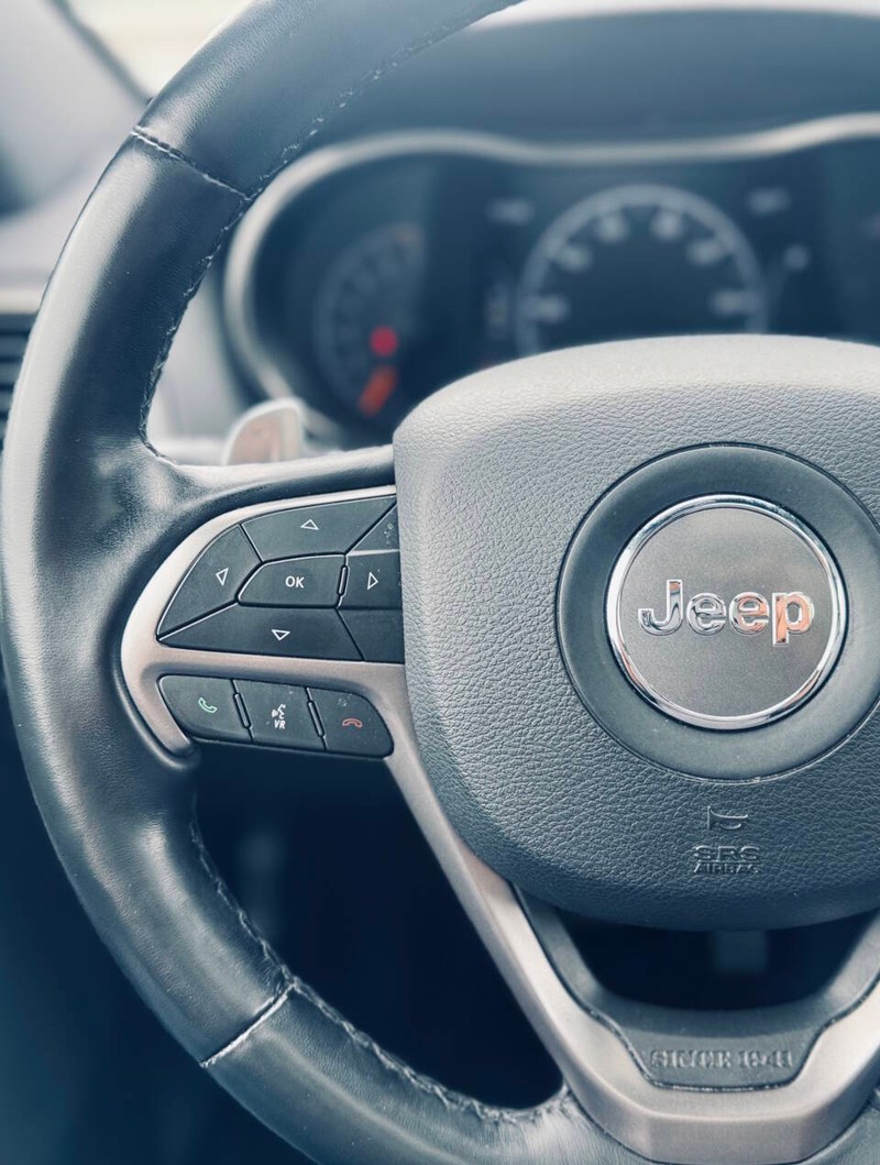 Jeep Grand Cherokee Vehicle Full-screen Gallery Image 18