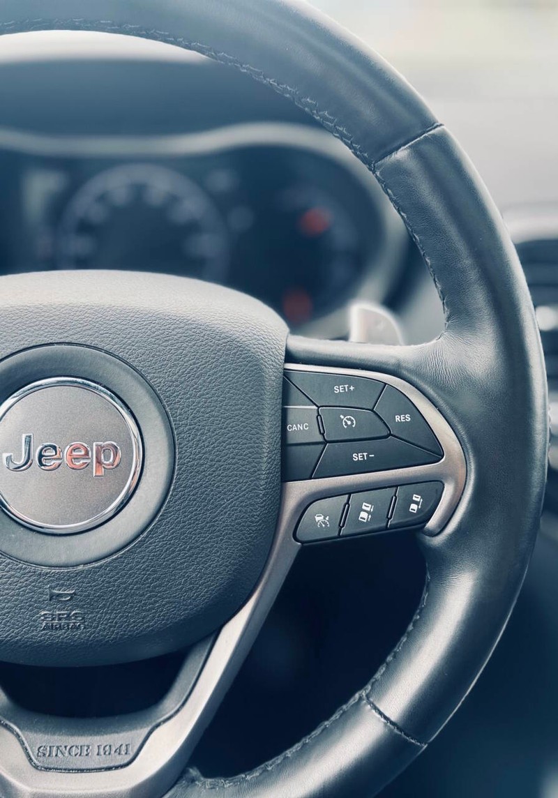 Jeep Grand Cherokee Vehicle Full-screen Gallery Image 19