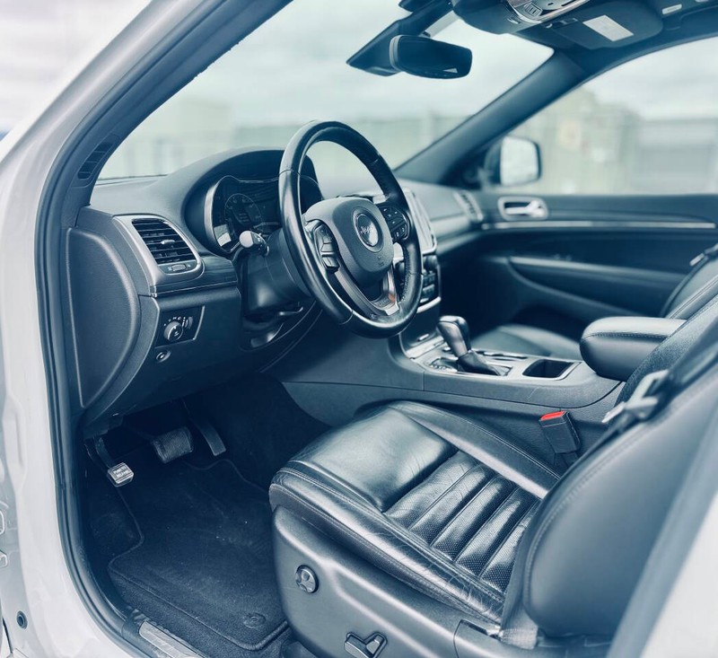 Jeep Grand Cherokee Vehicle Full-screen Gallery Image 20