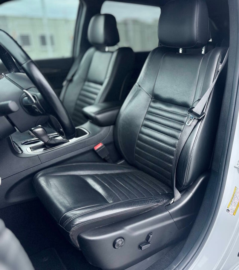 Jeep Grand Cherokee Vehicle Full-screen Gallery Image 21