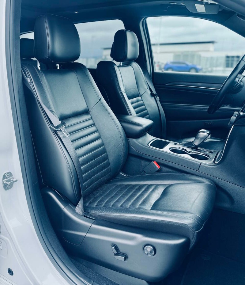 Jeep Grand Cherokee Vehicle Full-screen Gallery Image 23
