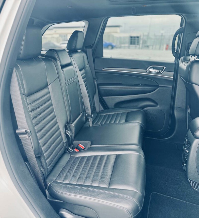 Jeep Grand Cherokee Vehicle Full-screen Gallery Image 24