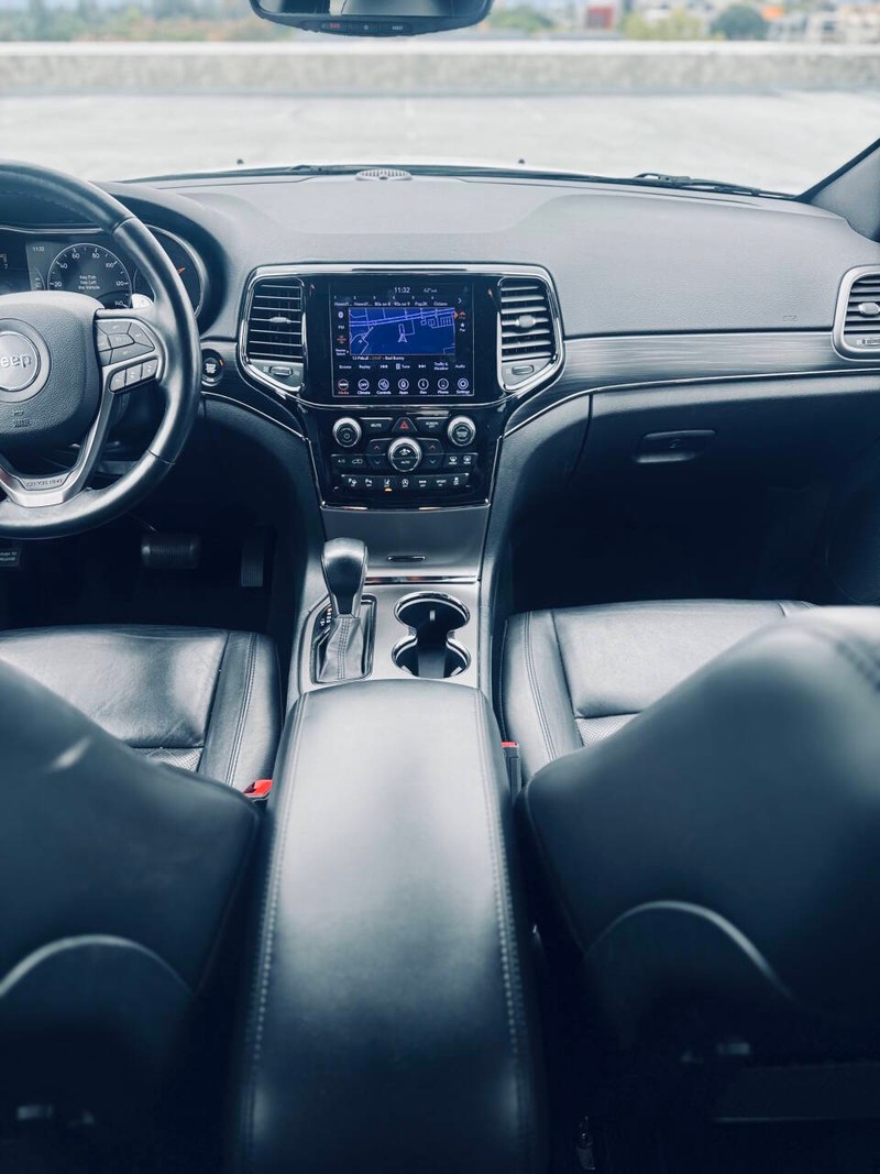 Jeep Grand Cherokee Vehicle Full-screen Gallery Image 28