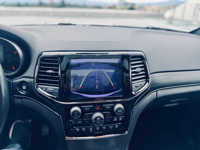 Jeep Grand Cherokee Vehicle Full-screen Gallery Image 32