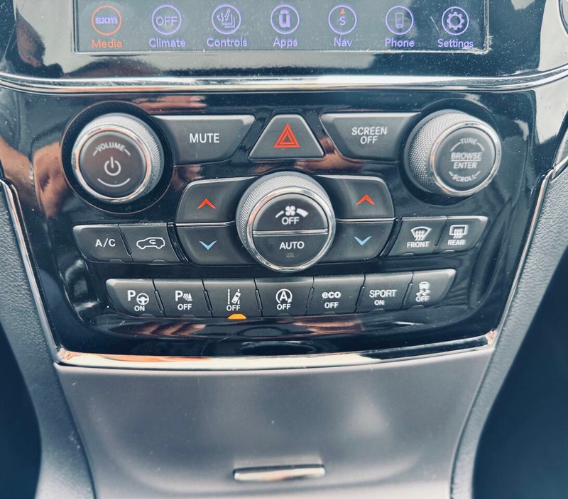 Jeep Grand Cherokee Vehicle Full-screen Gallery Image 35