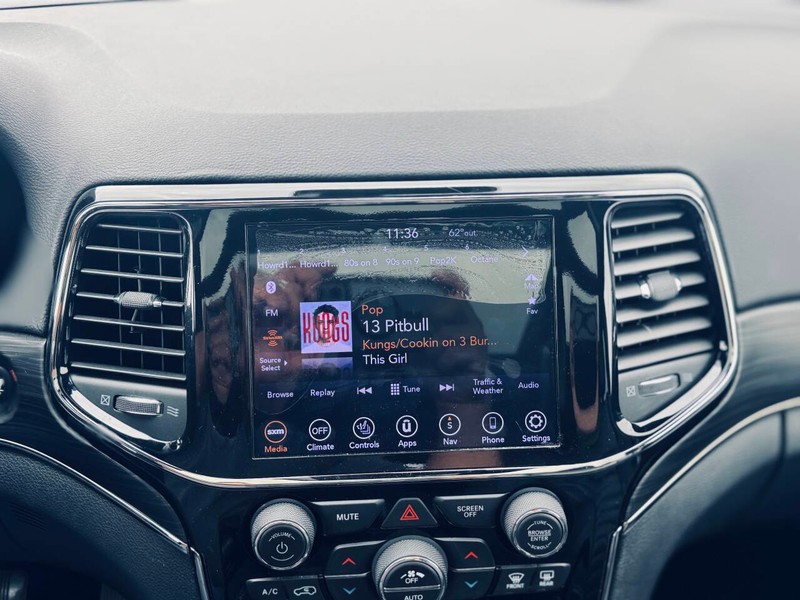 Jeep Grand Cherokee Vehicle Full-screen Gallery Image 36