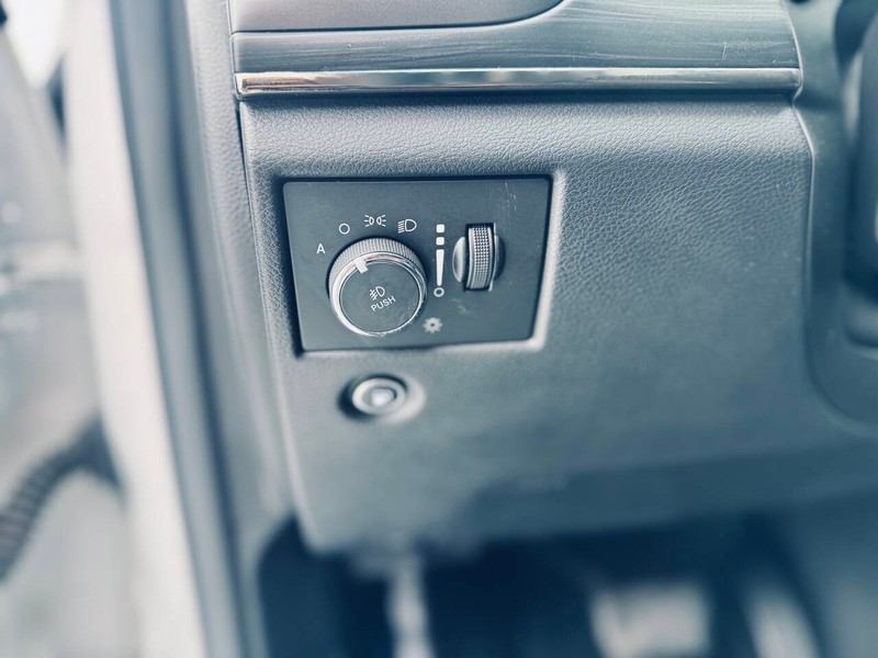 Jeep Grand Cherokee Vehicle Full-screen Gallery Image 39