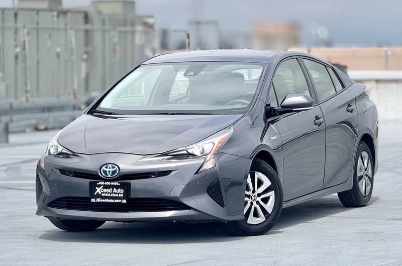 Toyota Prius Vehicle Full-screen Gallery Image 02