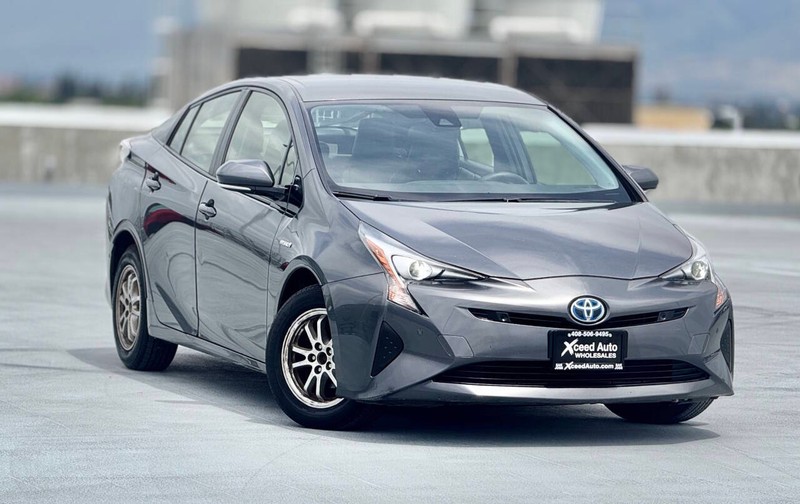 Toyota Prius Vehicle Full-screen Gallery Image 03