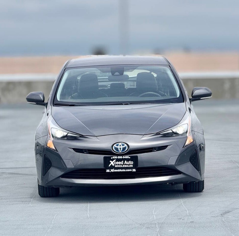 Toyota Prius Vehicle Full-screen Gallery Image 04