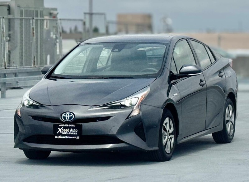 Toyota Prius Vehicle Full-screen Gallery Image 05
