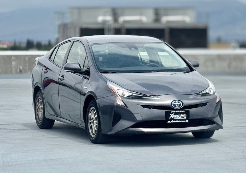 Toyota Prius Vehicle Full-screen Gallery Image 06
