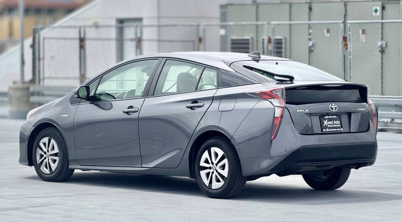 Toyota Prius Vehicle Full-screen Gallery Image 07