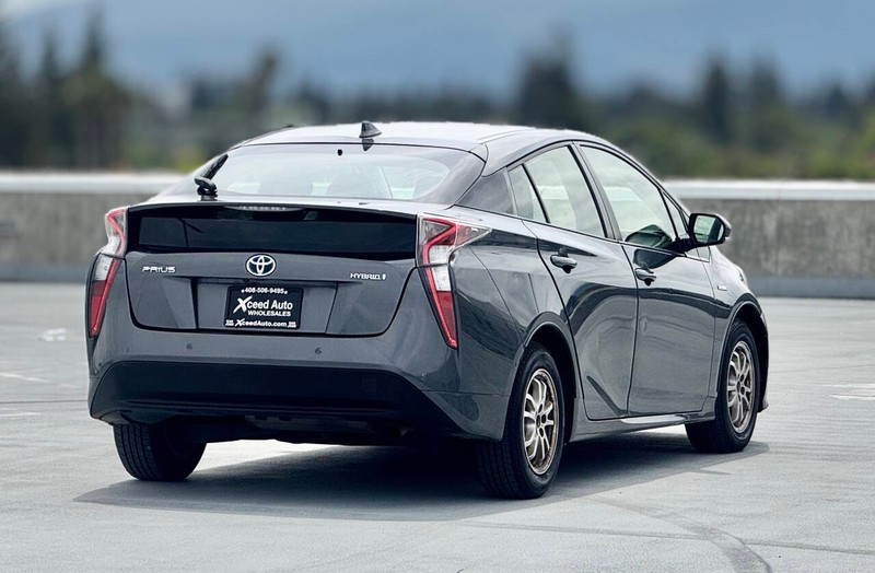 Toyota Prius Vehicle Full-screen Gallery Image 08