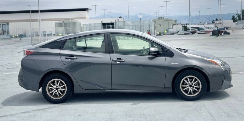 Toyota Prius Vehicle Full-screen Gallery Image 09
