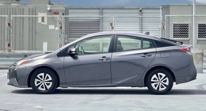 Toyota Prius Vehicle Full-screen Gallery Image 10