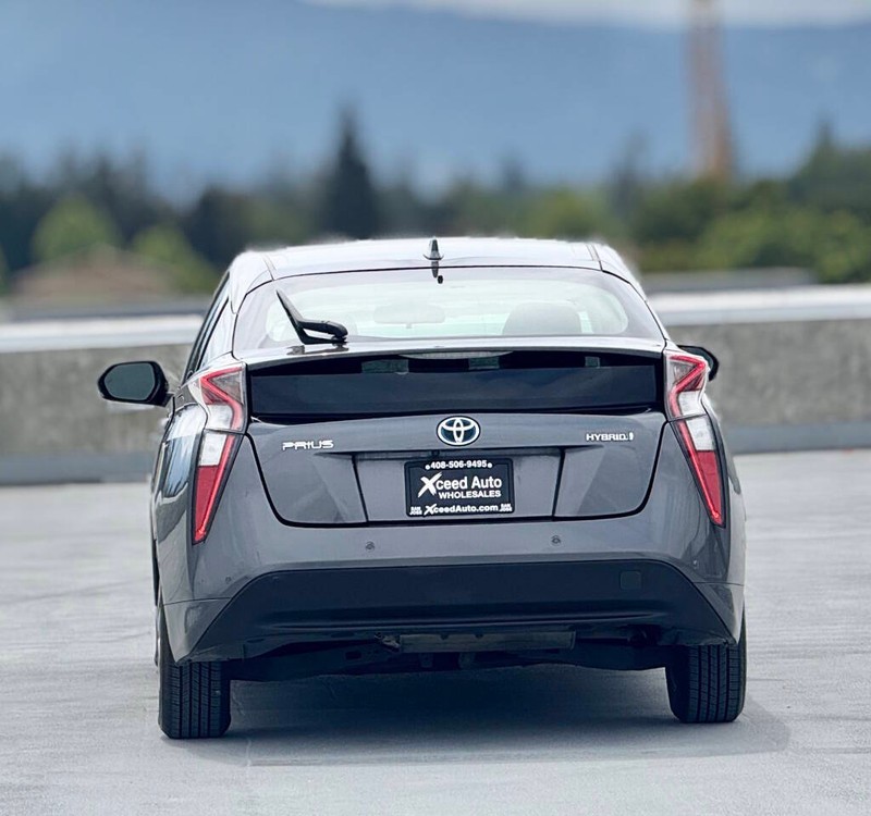 Toyota Prius Vehicle Full-screen Gallery Image 11