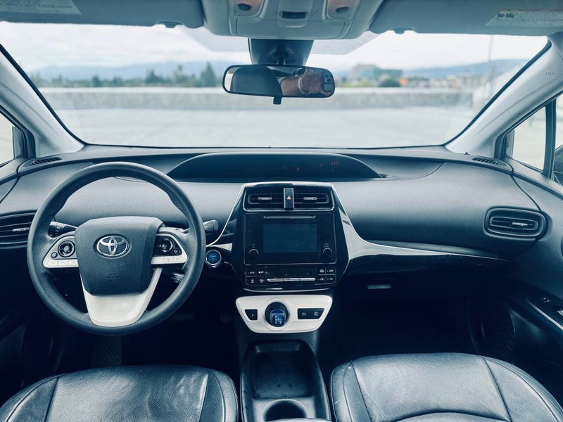 Toyota Prius Vehicle Full-screen Gallery Image 13