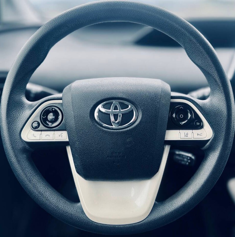 Toyota Prius Vehicle Full-screen Gallery Image 14