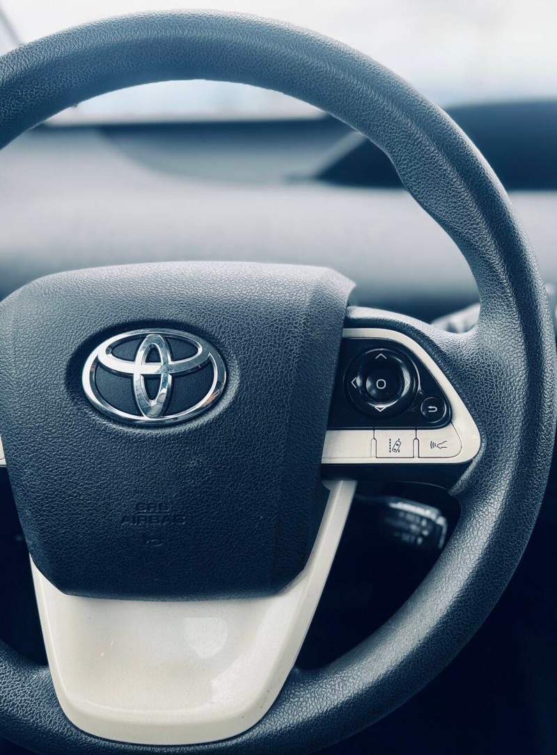 Toyota Prius Vehicle Full-screen Gallery Image 16