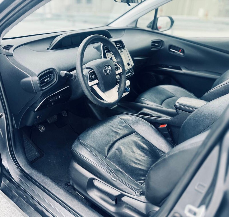 Toyota Prius Vehicle Full-screen Gallery Image 17