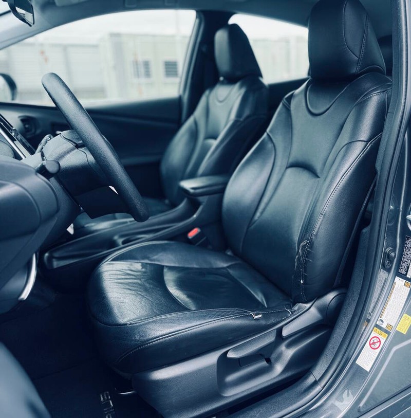Toyota Prius Vehicle Full-screen Gallery Image 18