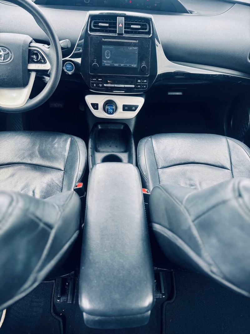 Toyota Prius Vehicle Full-screen Gallery Image 25