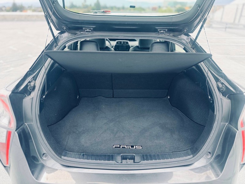 Toyota Prius Vehicle Full-screen Gallery Image 31