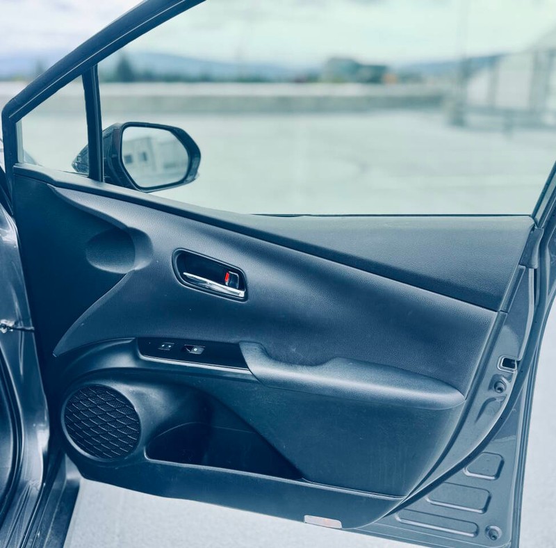Toyota Prius Vehicle Full-screen Gallery Image 33