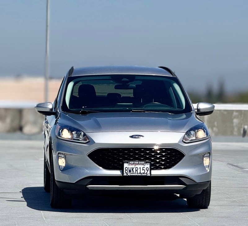 Ford Escape Vehicle Full-screen Gallery Image 04