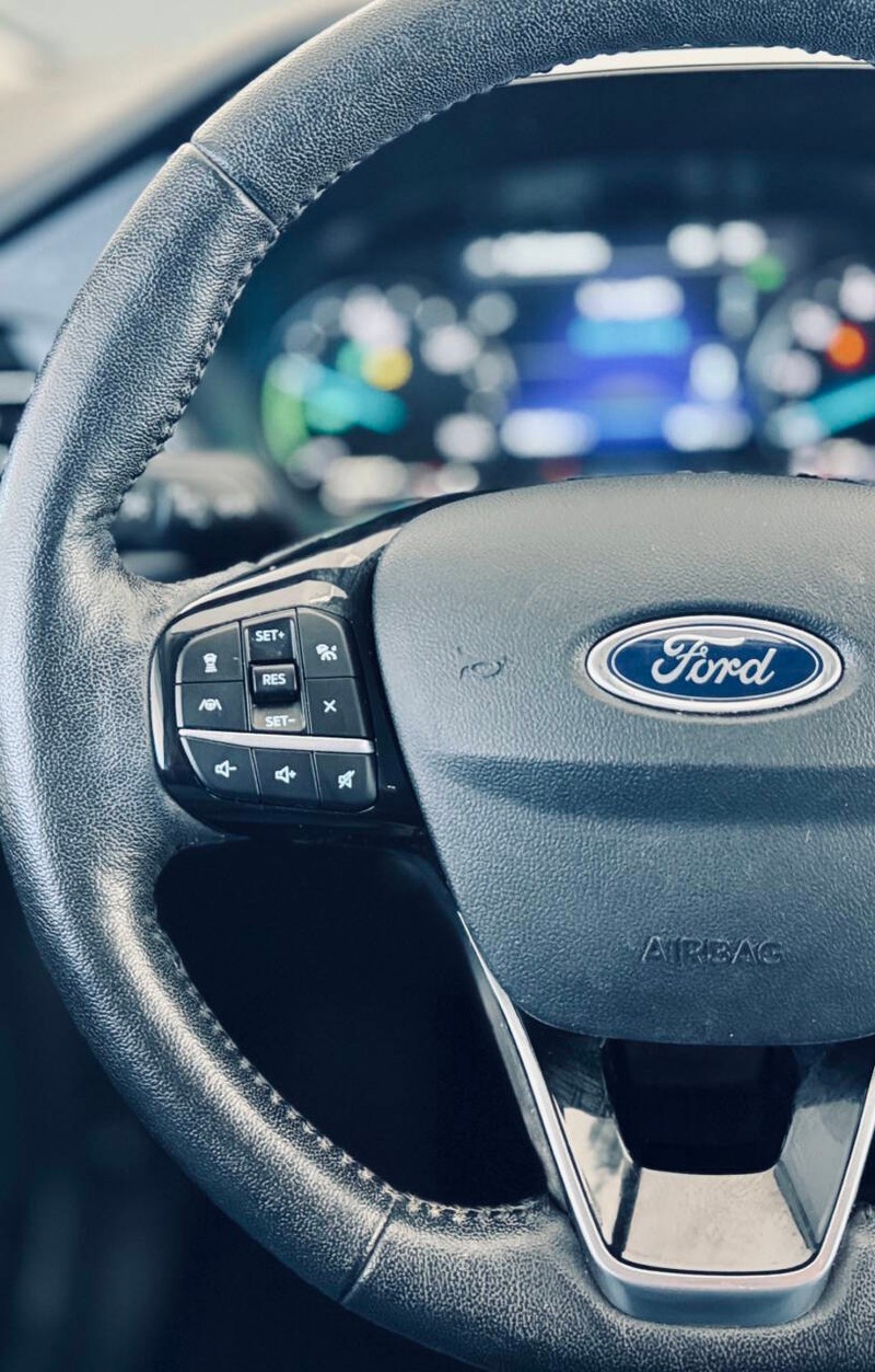 Ford Escape Vehicle Full-screen Gallery Image 18