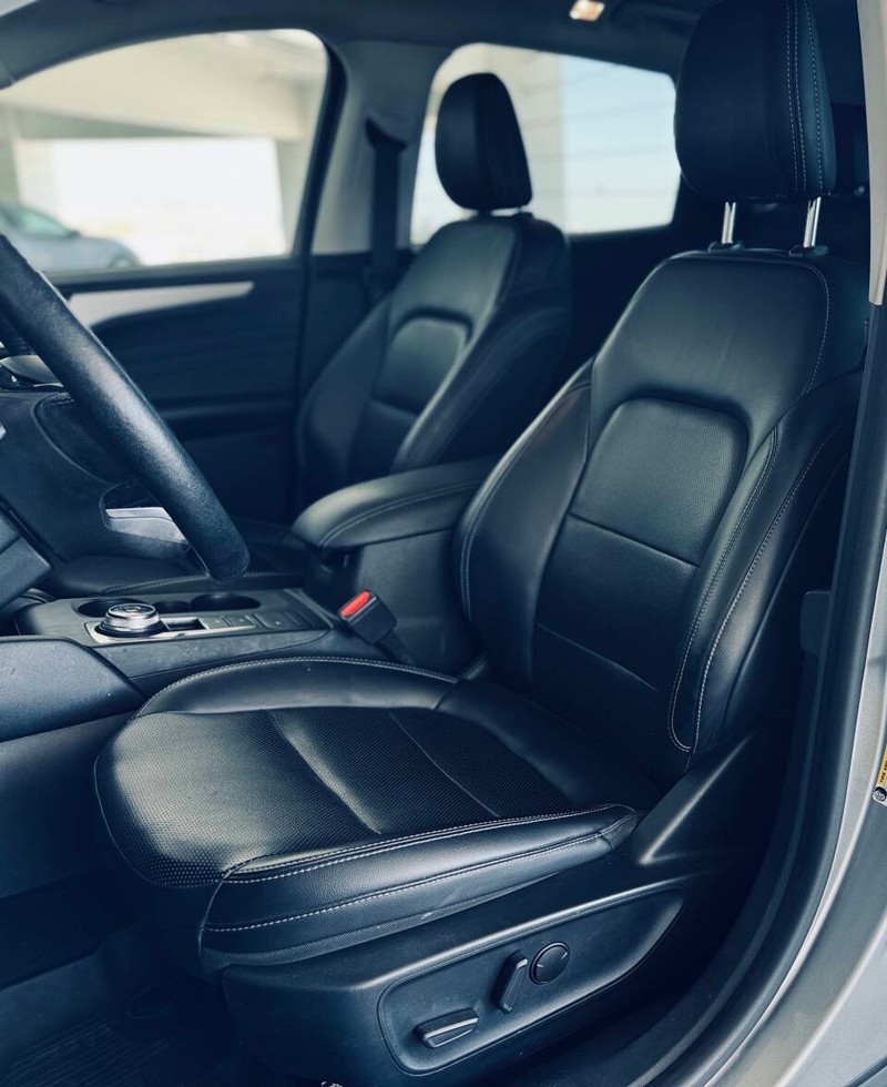 Ford Escape Vehicle Full-screen Gallery Image 21