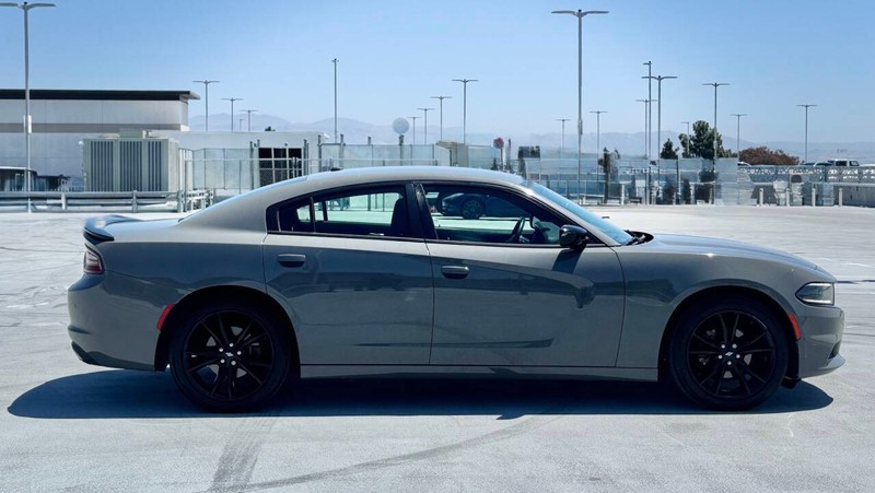 Dodge Charger Vehicle Full-screen Gallery Image 07