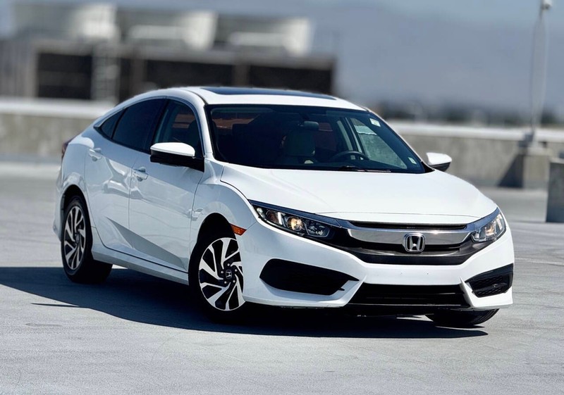 Honda Civic Sedan Vehicle Full-screen Gallery Image 03
