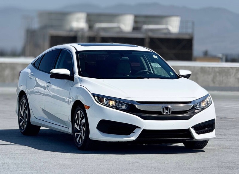 Honda Civic Sedan Vehicle Full-screen Gallery Image 05