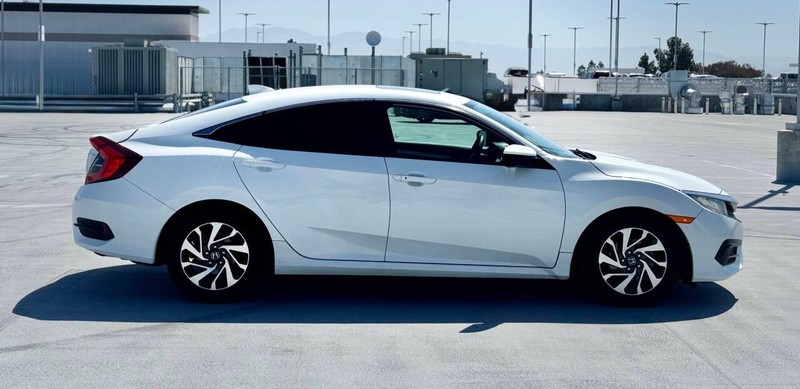 Honda Civic Sedan Vehicle Full-screen Gallery Image 10