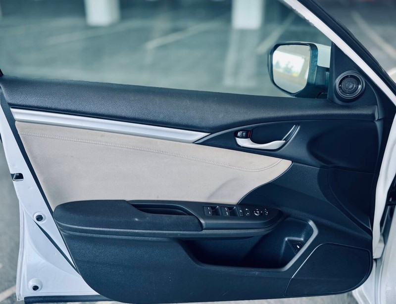 Honda Civic Sedan Vehicle Full-screen Gallery Image 39