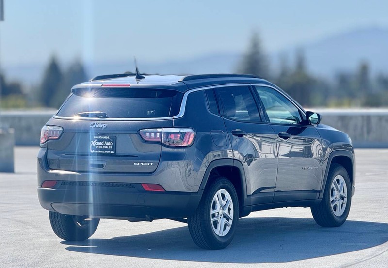 Jeep Compass Vehicle Full-screen Gallery Image 07