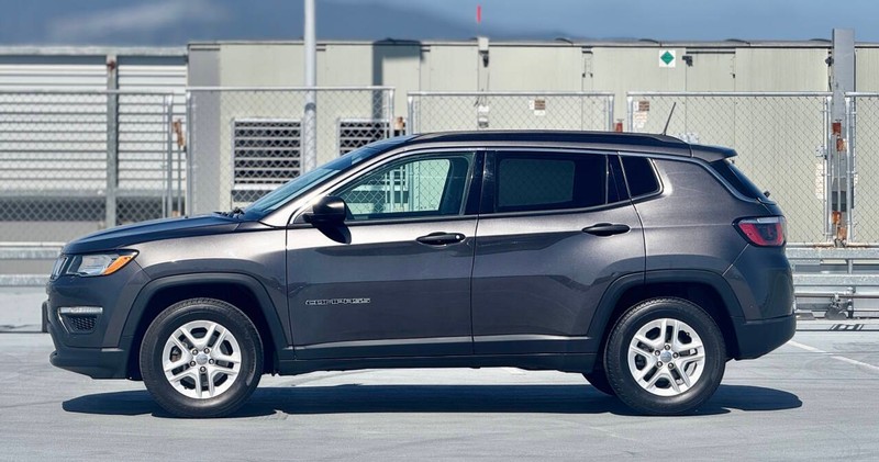 Jeep Compass Vehicle Full-screen Gallery Image 09