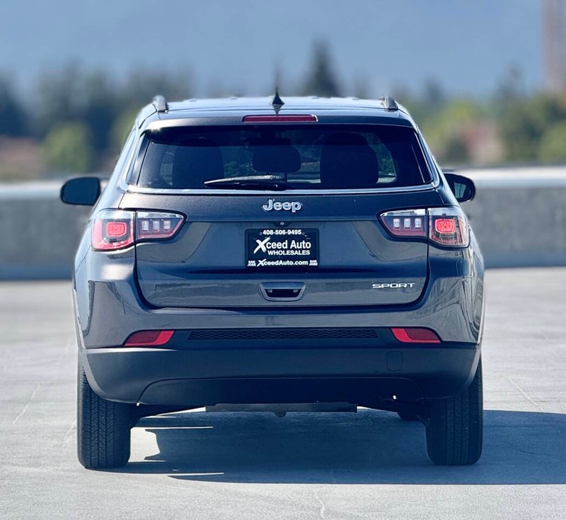Jeep Compass Vehicle Full-screen Gallery Image 10