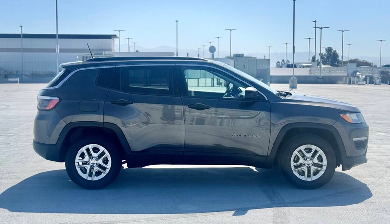 Jeep Compass Vehicle Full-screen Gallery Image 11