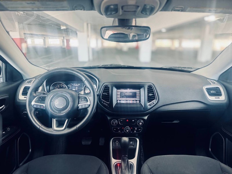 Jeep Compass Vehicle Full-screen Gallery Image 13