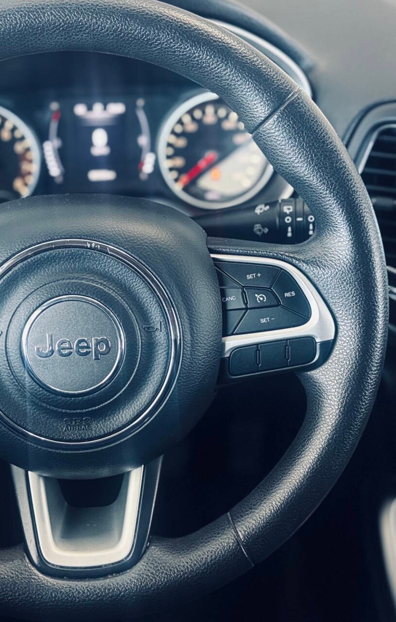 Jeep Compass Vehicle Full-screen Gallery Image 17