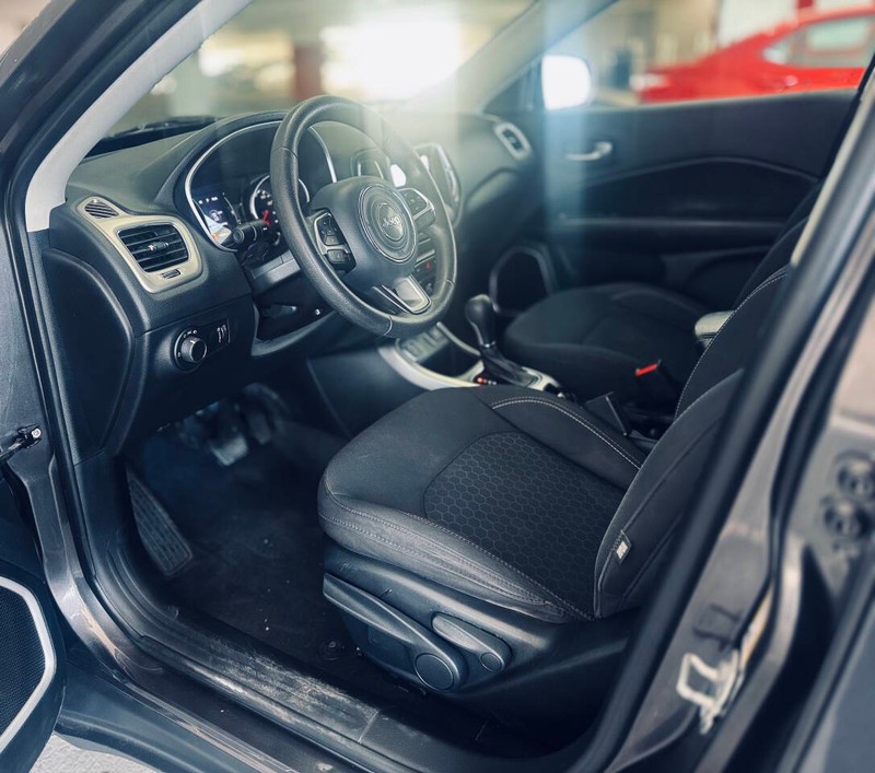 Jeep Compass Vehicle Full-screen Gallery Image 18