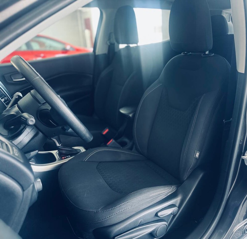 Jeep Compass Vehicle Full-screen Gallery Image 19